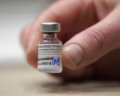 美國食藥局降低輝瑞疫苗適用年齡至12至15歲。AP圖片