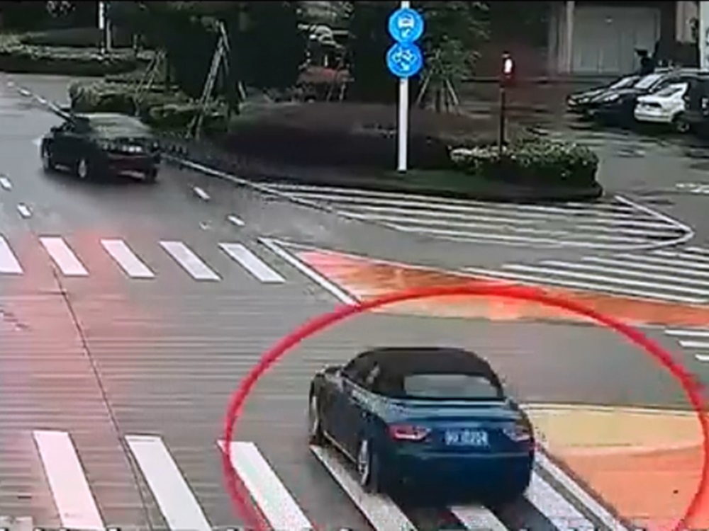 涉事私家車兩天內衝紅燈達49次。影片截圖