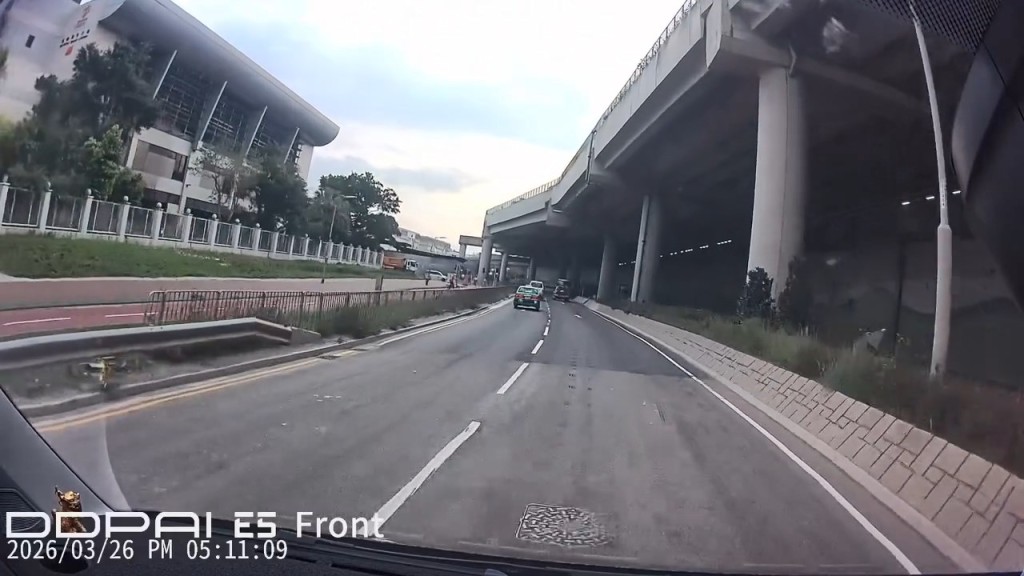 私家車沿龍門路高速行駛，其間在燈位撞向一輛中型貨車。fb「交通意外求片區」Steve Yeung片段截圖