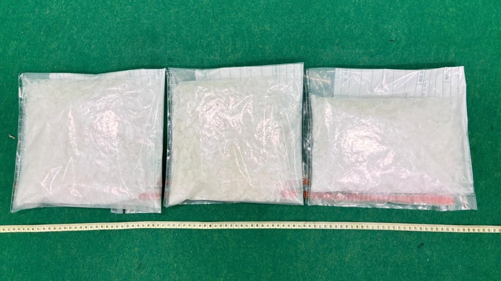 案件中檢獲的懷疑冰毒。 案件中檢獲的懷疑冰毒。