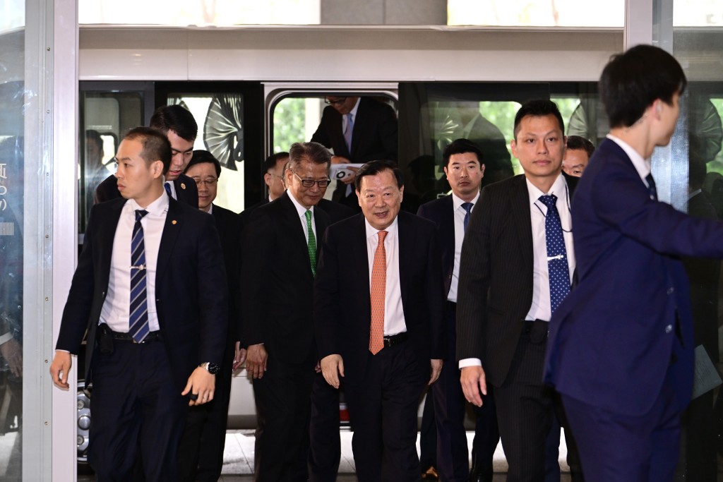 早上约10时半，夏宝龙到政府总部与金融界代表会面。（陈极彰摄）