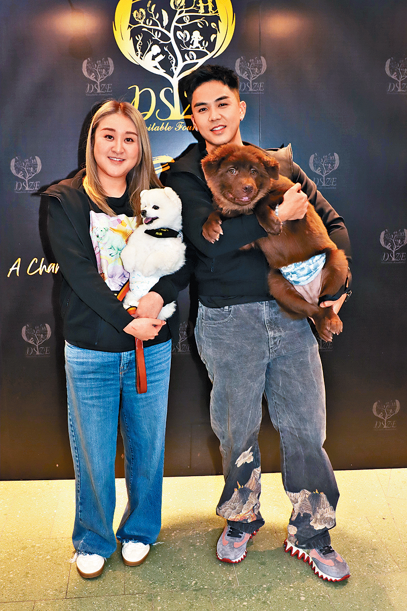 伍富橋夫婦帶同愛寵出席活動。