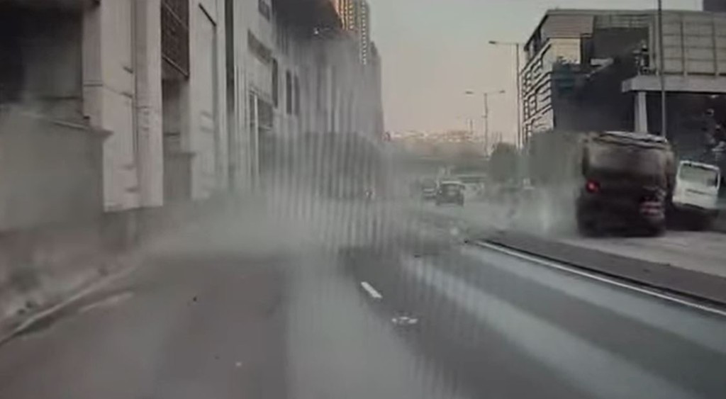 現場滿地殘骸，一片狼藉。