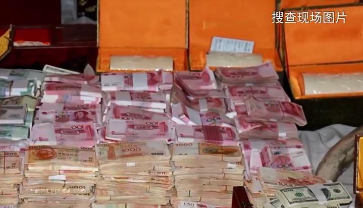 执法人员当日搜出袁仁国贪腐的物品。（最高人民检察院微信公众号）