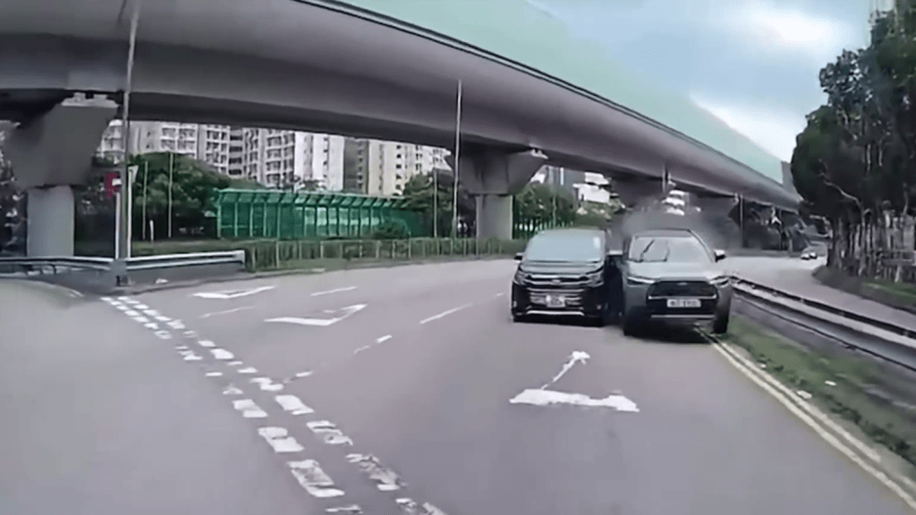 SUV撞開前方七人車後爬頭。 SUV撞開前方七人車後爬頭。