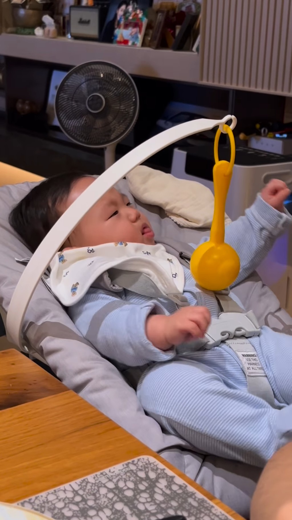 张宝儿会在highchair绑一个好像啷啷的玩具让袁咕碌自己用手抓。