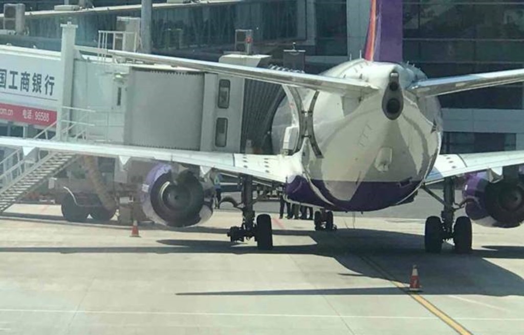 航機左外主輪脫落，並於相鄰機位區域發現該主輪。圖:微博