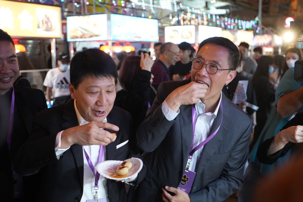 文化体育及旅游局局长杨润雄到场，试食香港地道美食。刘骏轩摄