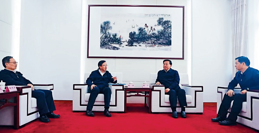 农业农村部党组书记、部长韩俊（右二）会见哈工大校党委书记陈杰（左二）、校长韩杰才（左一）一行。哈工大提供