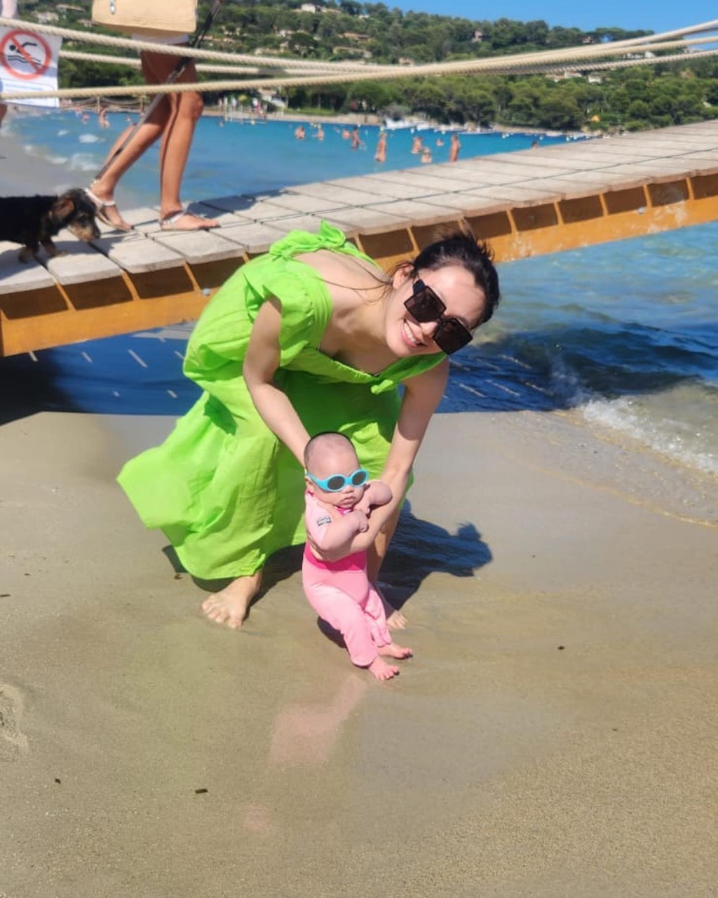 李美慧带未够两个月的囝囝去沙滩。  ​