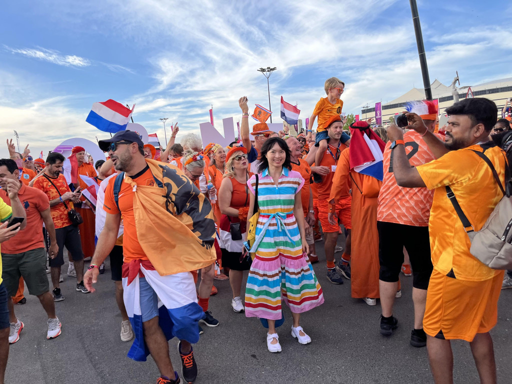 Candy參加「橙色巡遊」，與荷蘭球迷一同跳舞。