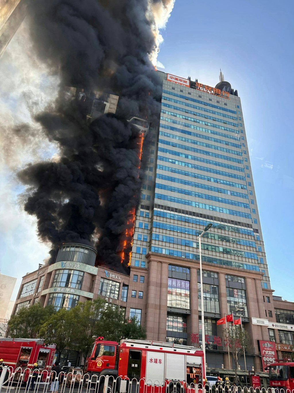 天津新天地大厦今日下午发生冲天大火。