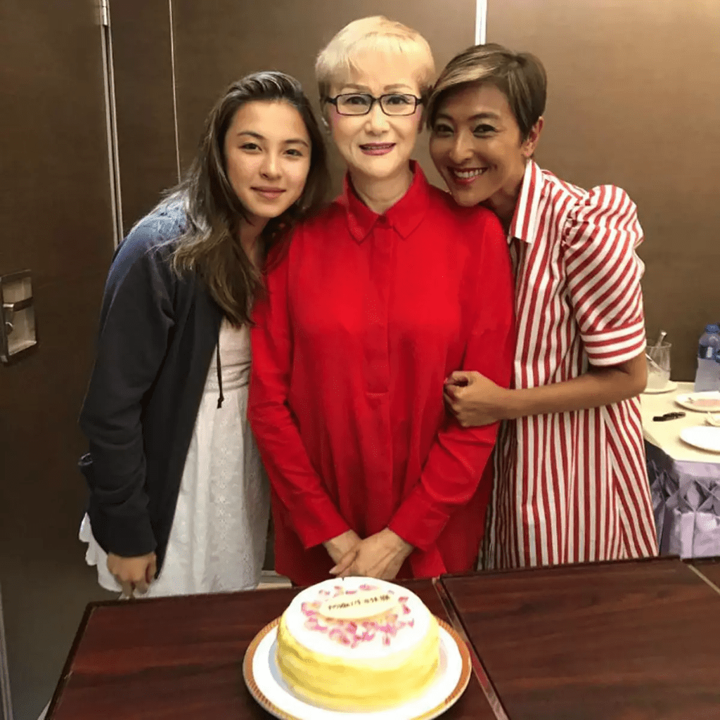 曹珍妮2017年庆祝70岁大寿，姨甥女上山诗纳（右）与女儿Hilary也有一同庆祝，当时曹珍妮被赞70岁似50岁妇人！
