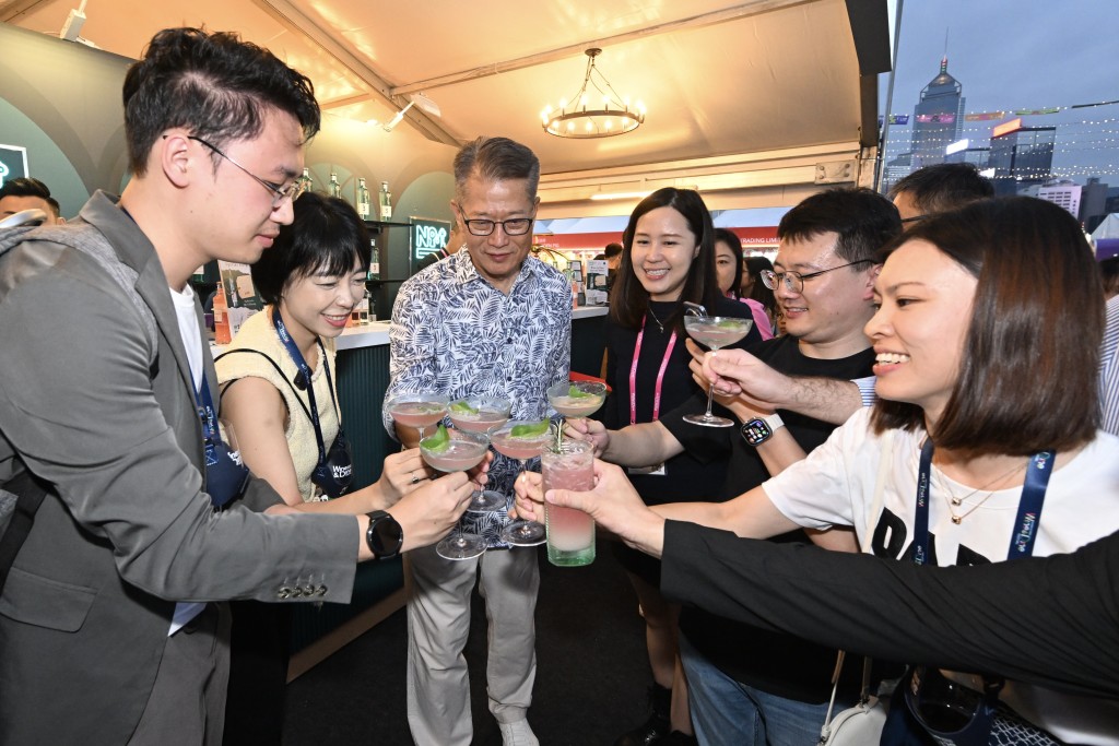 陳茂波相約了多位移居香港不久的朋友，到訪中環海濱的美酒佳餚巡禮活動，一起感受香港多姿多彩的生活和文化薈萃的特色。（陳茂波網誌圖片）