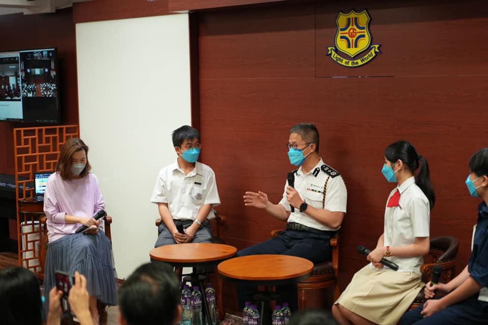 蕭處長與一眾師生分享個人經歷。(香港警察FB圖片)