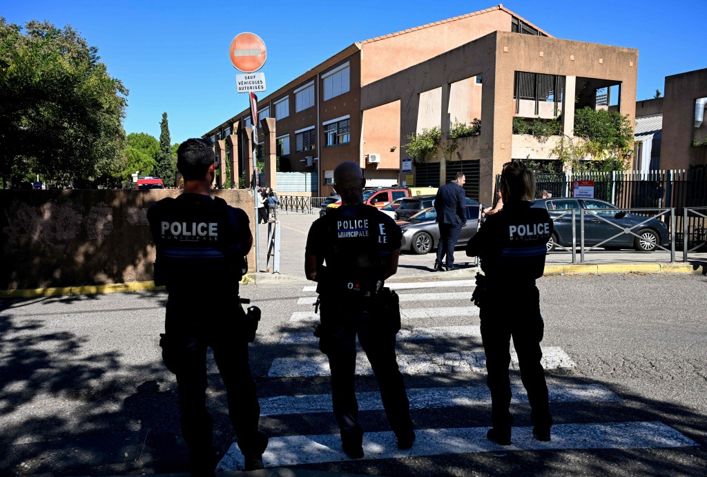 法国中学爆发校园枪击，警方到场戒备。法新社