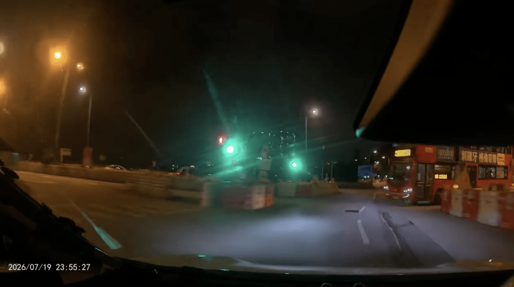 輛雙層九巴疑未有依照交通燈號,突然轉彎駛出。車cam L(香港群組)影片截圖 輛雙層九巴疑未有依照交通燈號,突然轉彎駛出。車cam L(香港群組)影片截圖