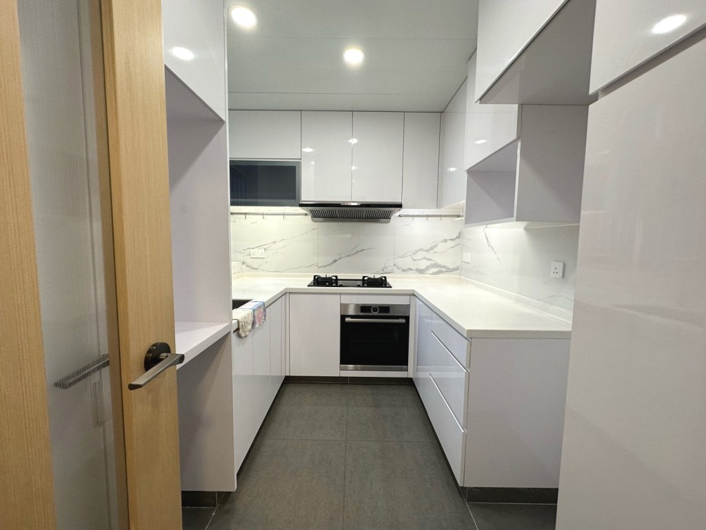 厨房为梗厨设计，U型工作枱有充足备餐空间。