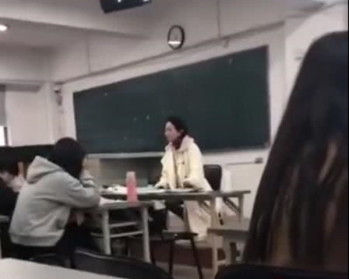 黃女指罵學生似「企街」。網圖