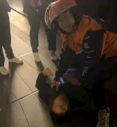 杭州一外賣員英勇制伏珠寶劫匪疑犯。 杭州一外賣員英勇制伏珠寶劫匪疑犯。