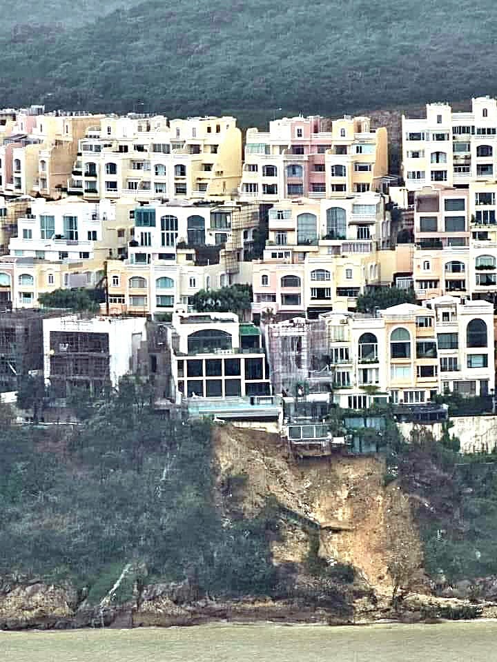 山坡上有建筑物基层暴露悬崖上。fb：香港天气资讯中心