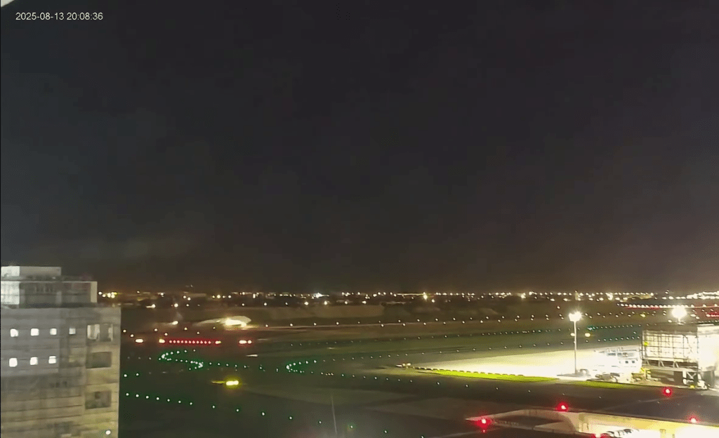 至晚上一部UPS香港往台北客機，降落期間機翼引擎擦撞跑道。