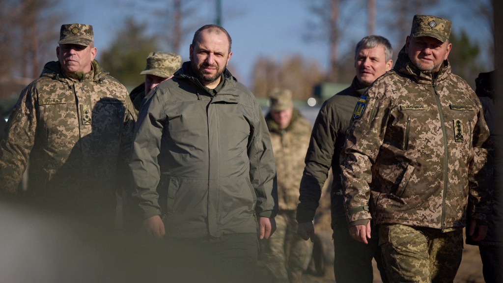 乌克兰武装部队总司令扎卢兹尼和国防部长乌梅罗夫参观位于一处秘密地点的炮兵训练中心。 路透社