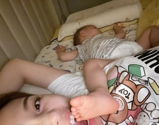 一腳伸落媽咪個口。