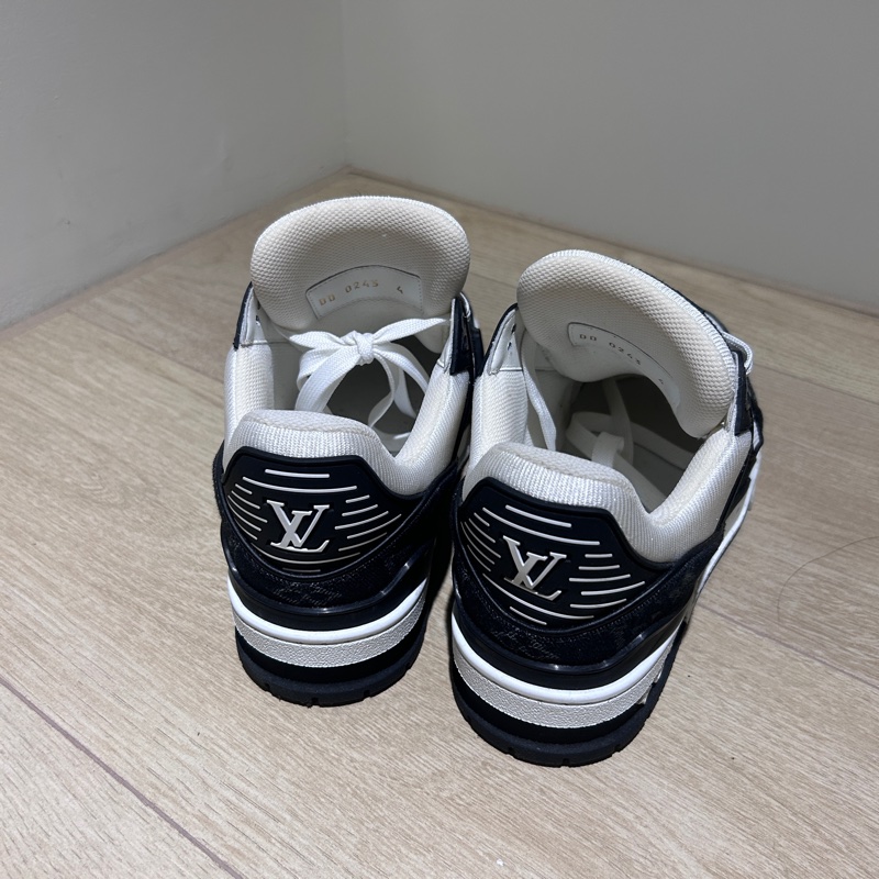 LV trainer 黑白熊猫波鞋，要约1万元一对。