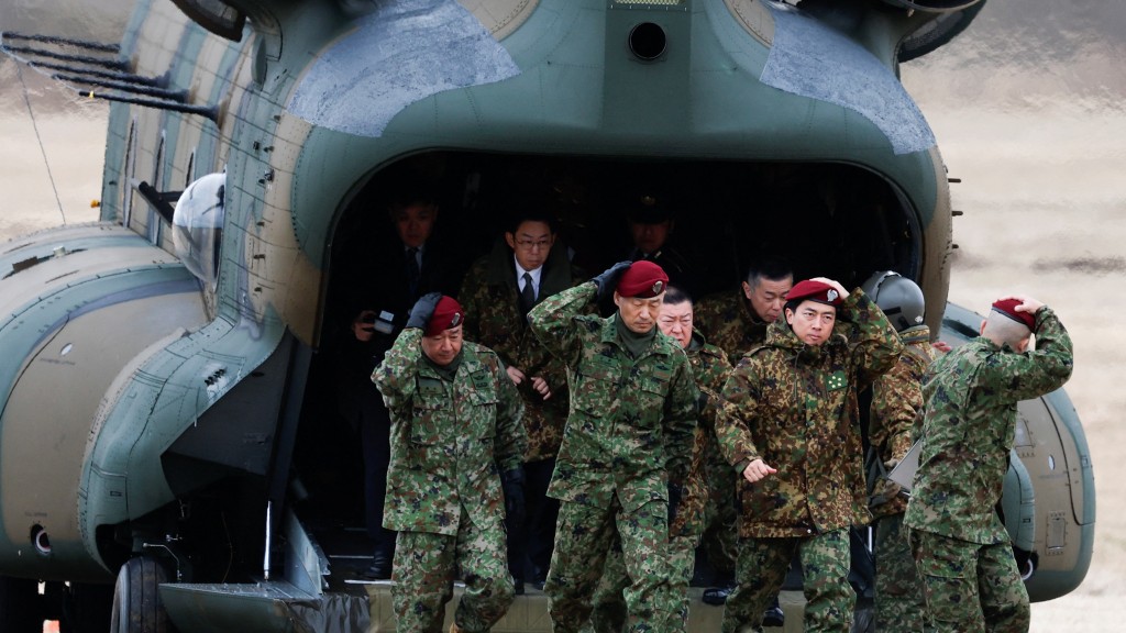 共同社調查顯示 逾8成民眾贊成自衛隊入憲。路透社