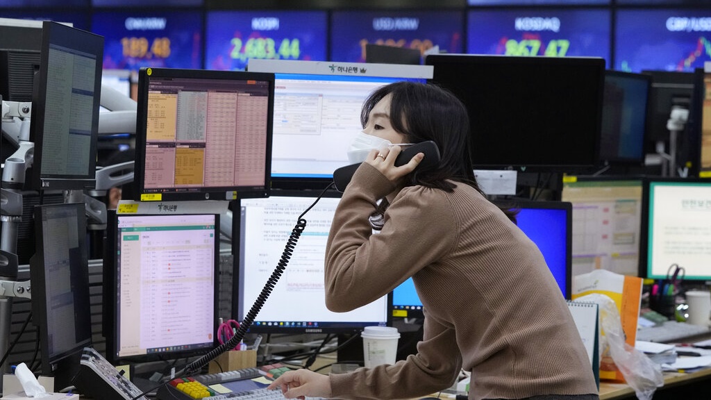 中央政治局要求今年要加強金融風險防控。美聯社資料圖片