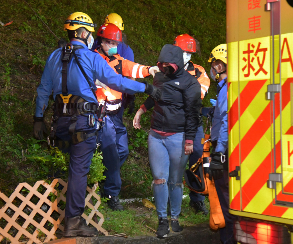 女子返回安全位置后，登上救护车。