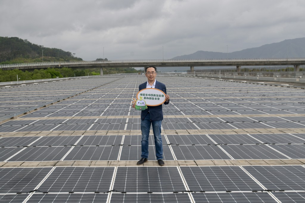港鐵八鄉車廠安裝2104塊柔性太陽能板 ，是全港最具規模的太陽能軟板發電設施。