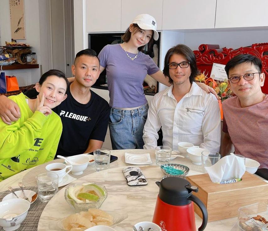 隔離出關後，王力宏（右二）跟徐若瑄等人聚會。