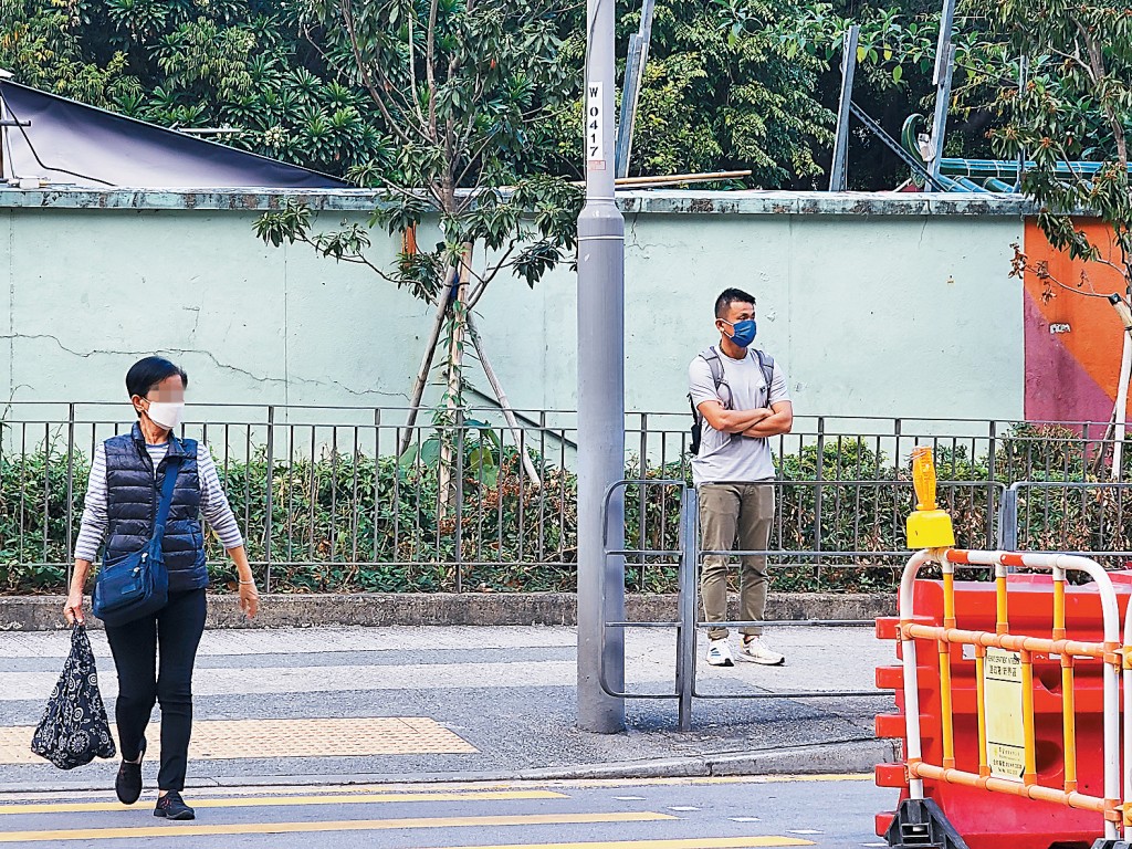 警方昨日開始進行大型及嚴厲的捉亂過馬路行動，甚至出動便衣人員（右）執勤。