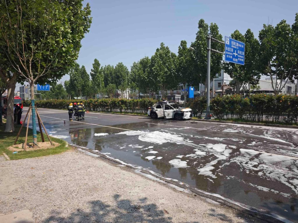 網上片段顯示一架印有「PONY」字樣的Robotaxi在北京焚毀。 網上片段顯示一架印有「PONY」字樣的Robotaxi在北京焚毀。