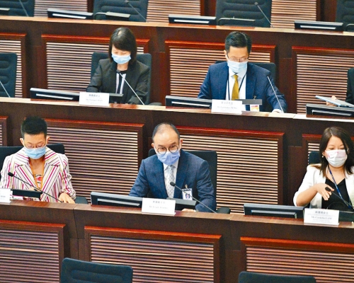 ■政制及內地事務局局長曾國衞(中)強調，立法旨在保障國旗及國徽正確使用及維護國家尊嚴。