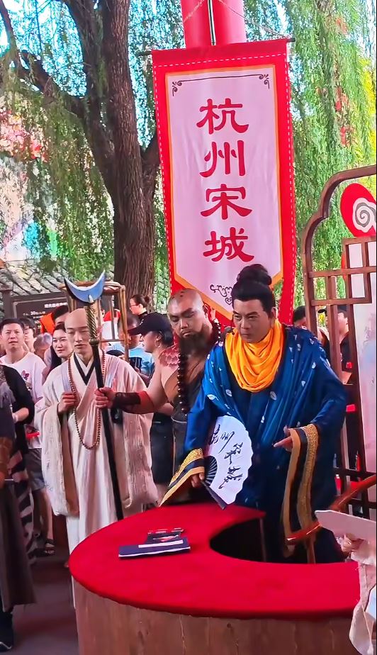 李國麟在內地景區扮演鳩摩智。抖音