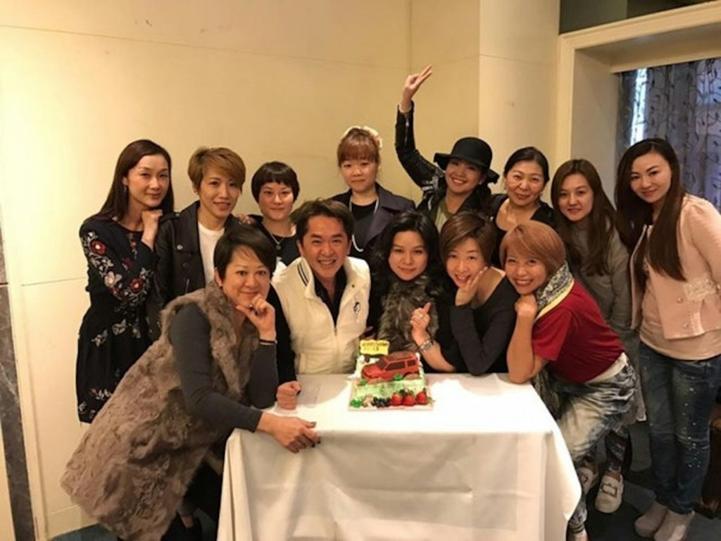 鄧兆尊與三位女友Carmen(下排右三)、Cherry(上排左四)、Claire(上排左三)的合照曾經曝光。 鄧兆尊與三位女友Carmen(下排右三)、Cherry(上排左四)、Claire(上排左三)的合照曾經曝光。