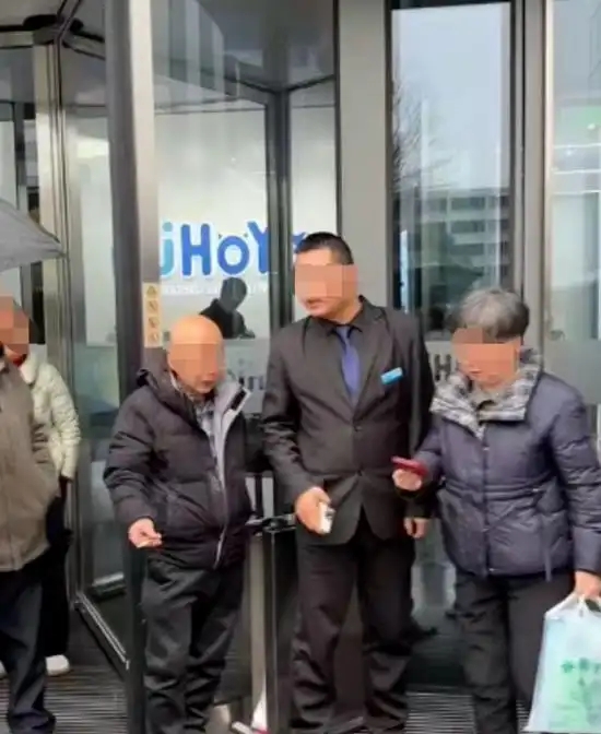 网传死者家属到米哈游交涉。