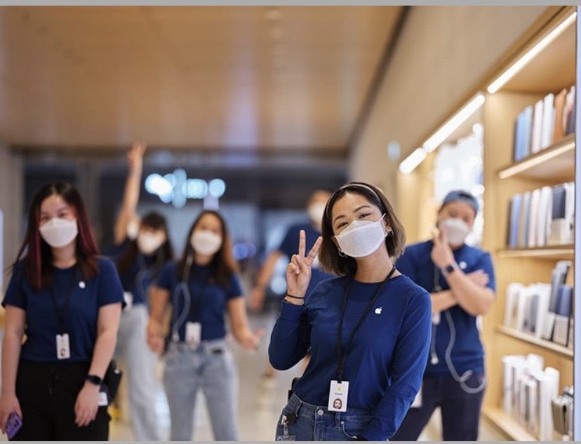 苹果亦自行研发口罩「Apple Face Mask」，供门市员工使用。IG帐号deirdre.at.apple