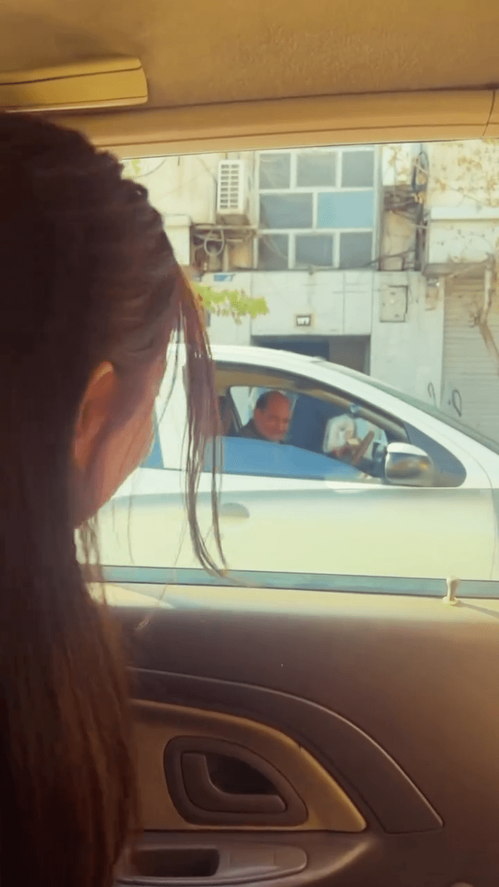 女子亦上載了與伊朗當地人互動照片。