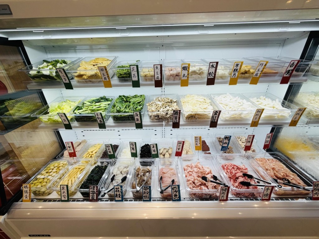 「譚仔麻辣湯」供應超過50款配料，如招牌魚蛋、肉類、蔬菜及麵類等。（kichinavi@Threads）