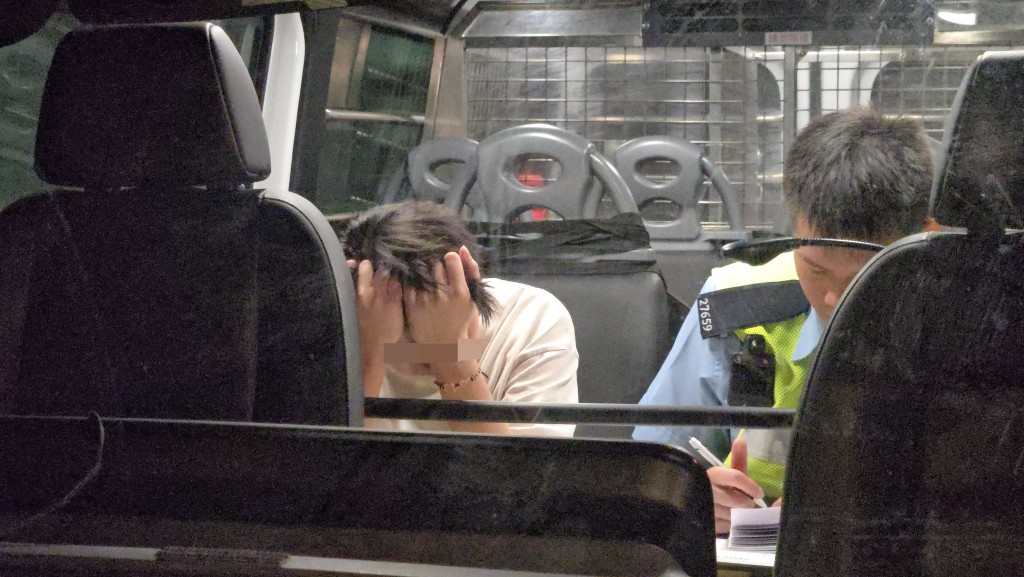 男司機被帶上警車調查。 男司機被帶上警車調查。