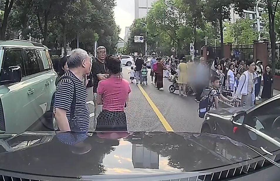 女司機與不值她所為的民眾爆罵戰。微博