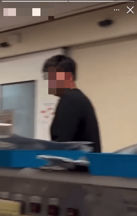 黑衣男子隨後離開。網上影片截圖