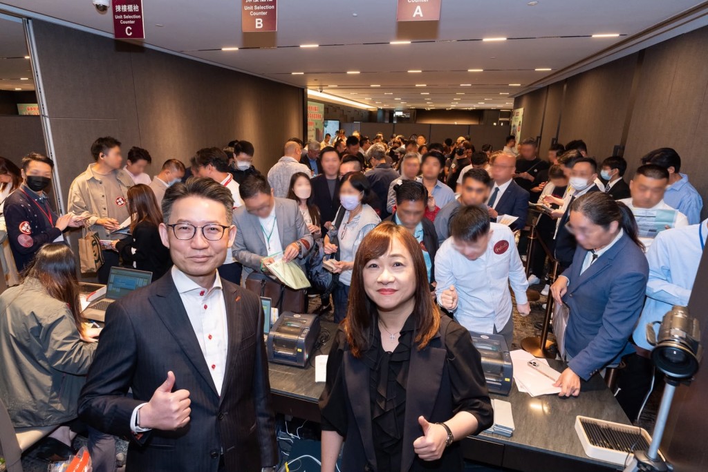 新地张卓秀敏(图右)表示,今日价单发售单位成功沽逾98% ,仅剩2伙待售。 新地张卓秀敏(图右)表示,今日价单发售单位成功沽逾98% ,仅剩2伙待售。