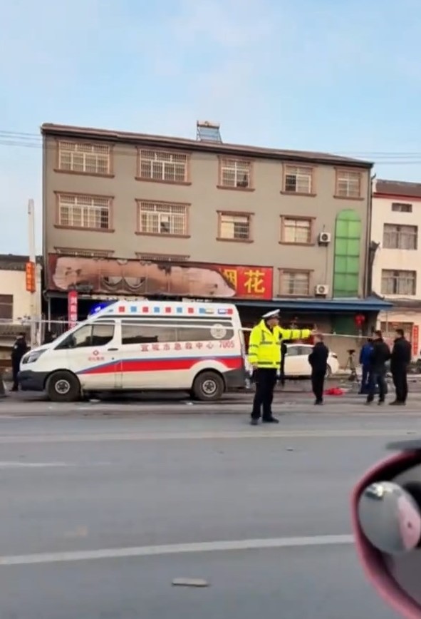 湖北宜城一家煙花爆竹店初二起火，造成12人死亡。