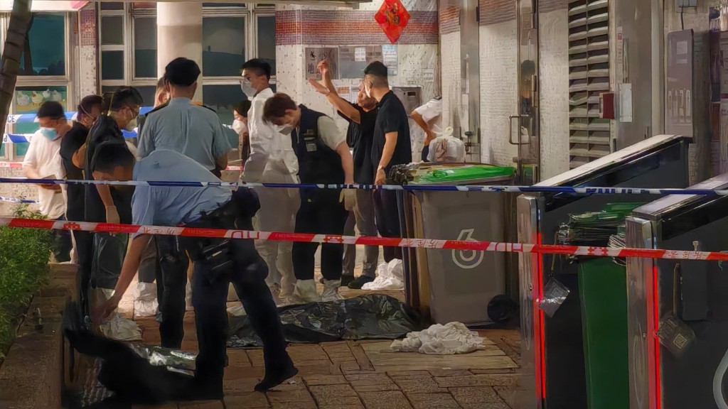 大批警員在場調查。 大批警員在場調查。