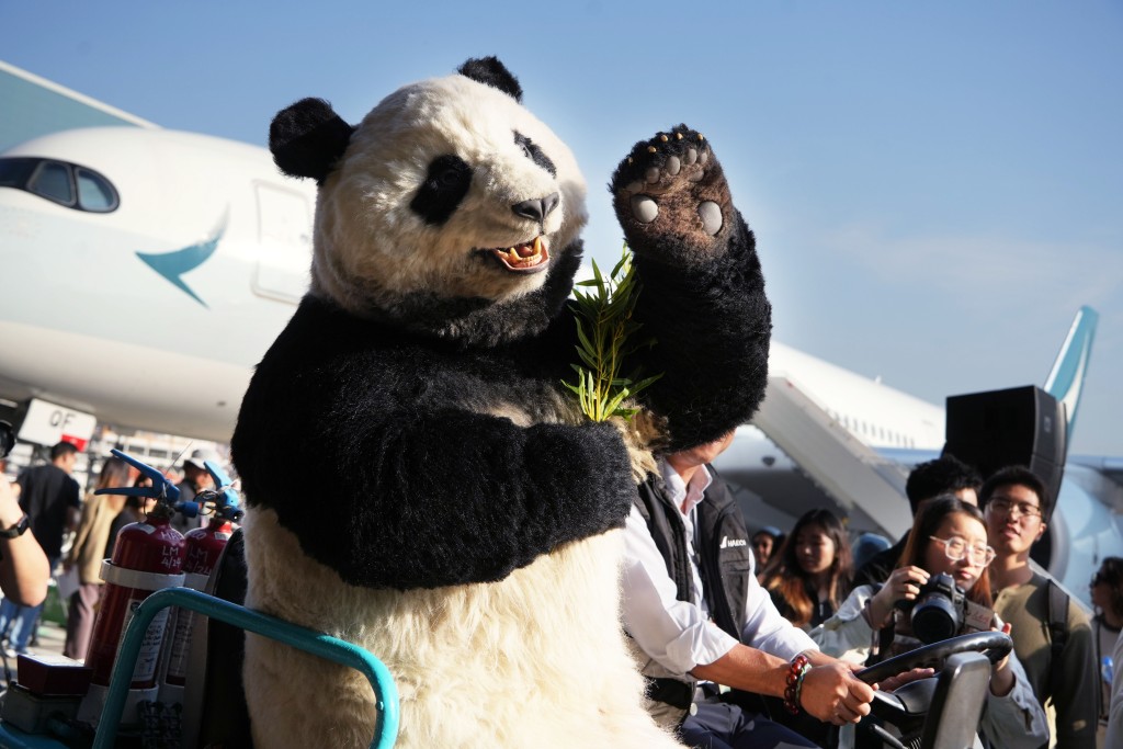 他稱海洋公園推出一系列活動推動熊貓經濟，將好事變為「大好事」。